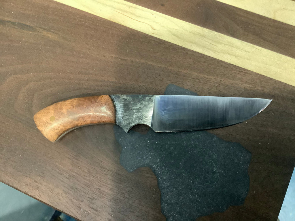 Stubby neck knife