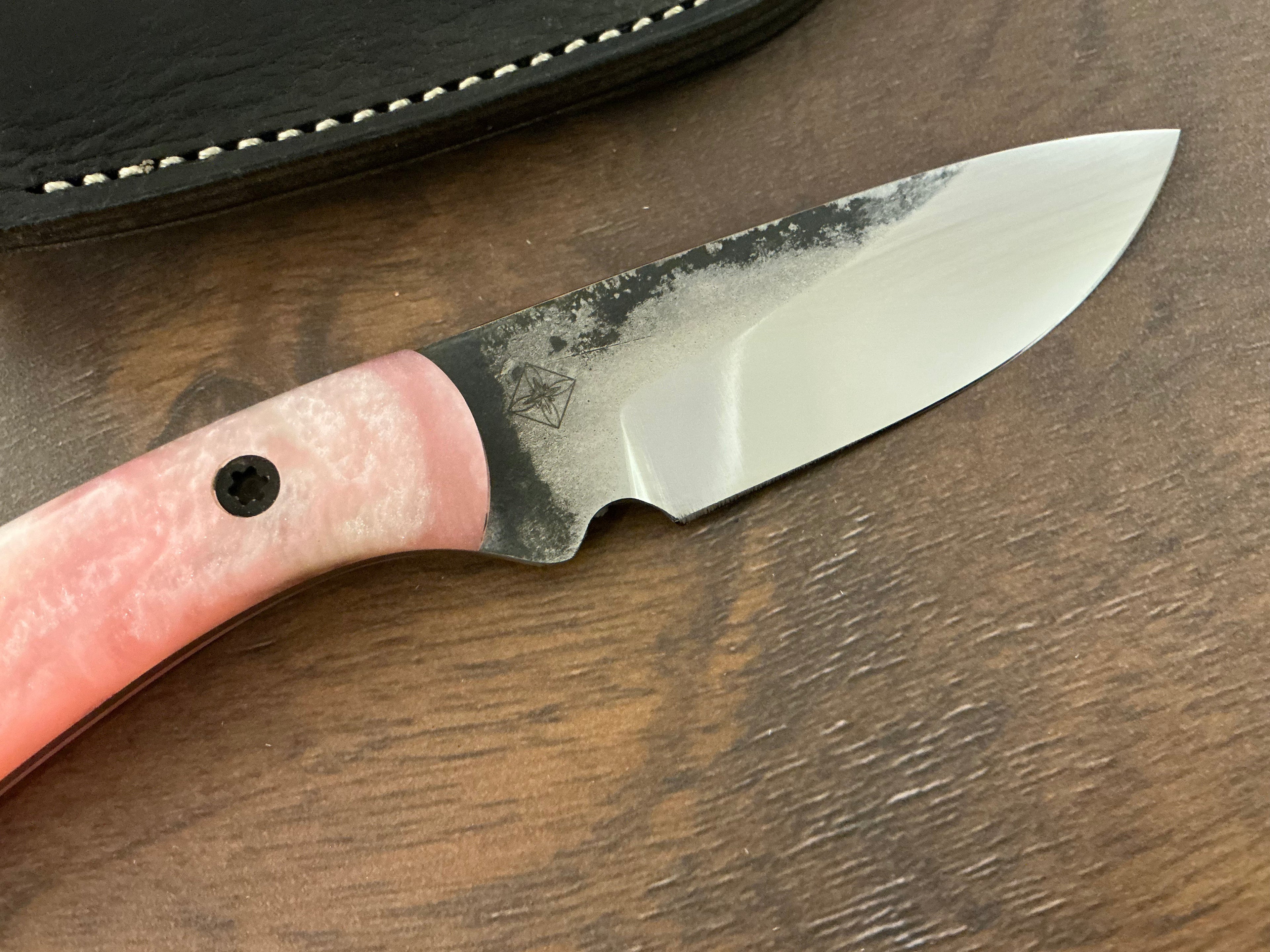 713 Utility Knife - CPM154 with Pink & White Resin Handle