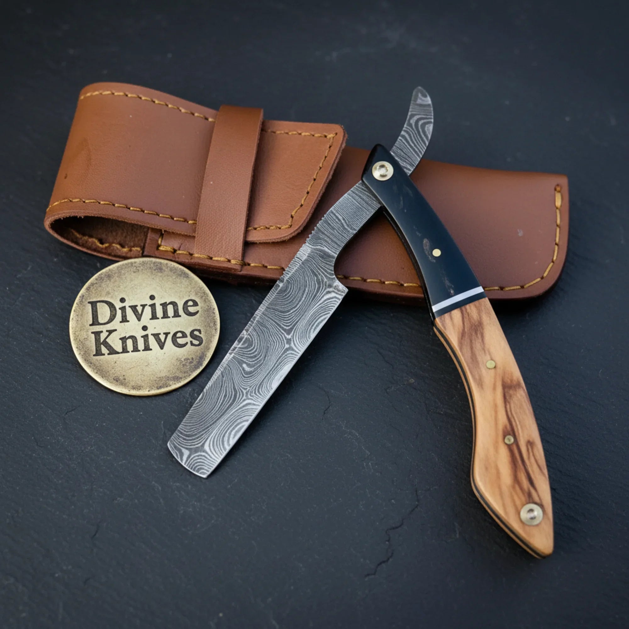 Damascus Straight Razor with Bone & Horn Handle – Handcrafted Cut-Throat Razor & Classic Gift