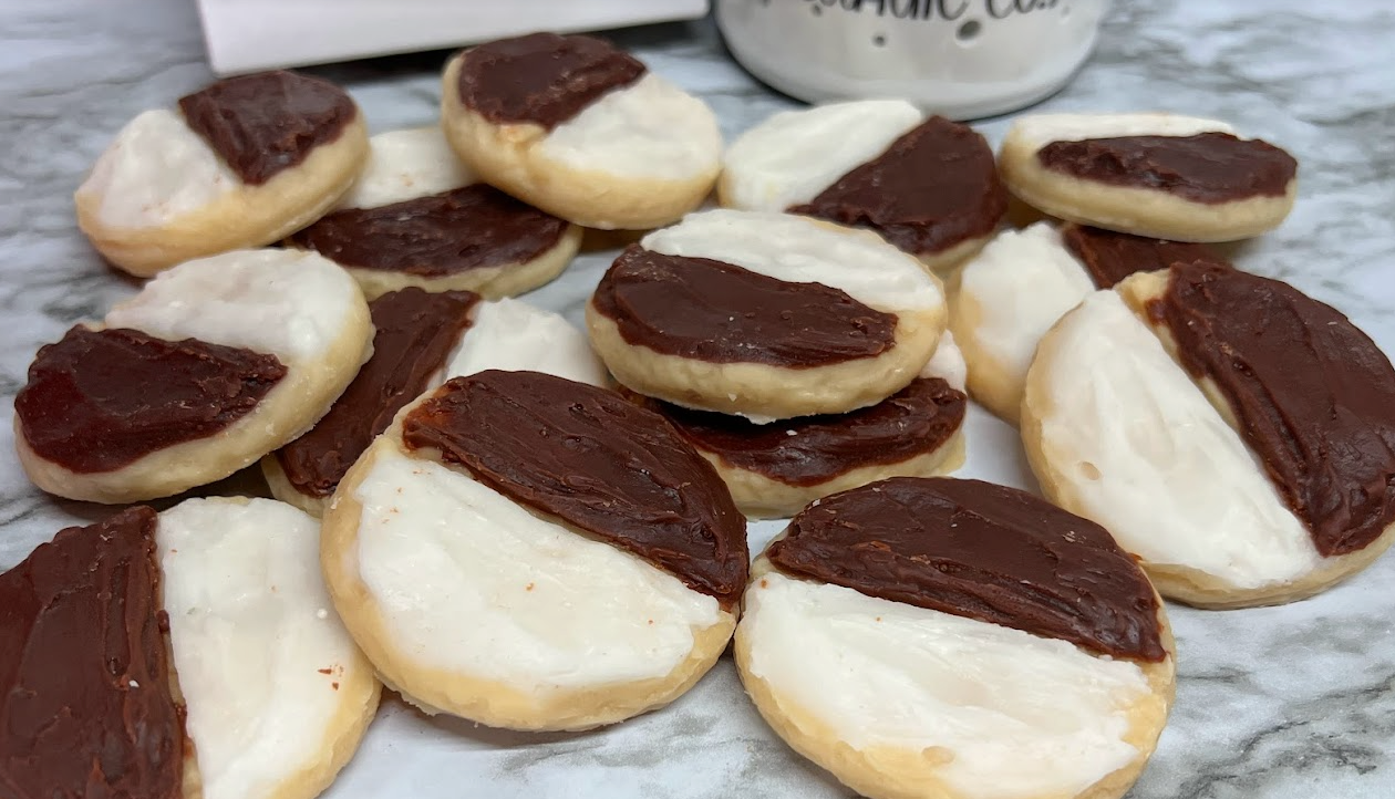 HALF MOON Black & White COOKIES Wax Melts |  Fake Food | 5 Cookies | 5.5 oz