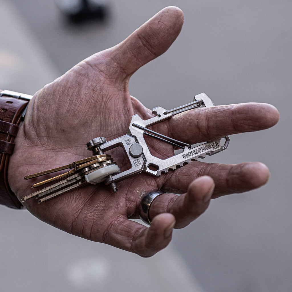 TITANIUM CARABINER & SHACKLE